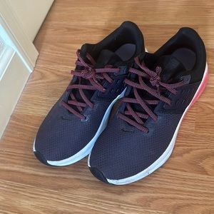 Size 10 women’s nike tennis shoes.